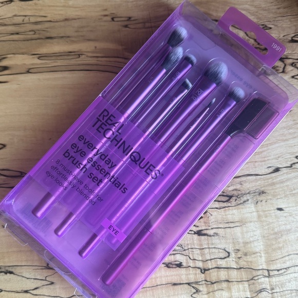 Real Techniques Other - NIB Real Techniques Everyday Eye Essentials Brush Set